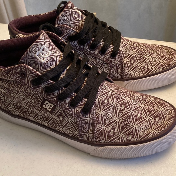 DC Shoes - DC Burgundy & Cream Pattern Sneakers with Black Laces